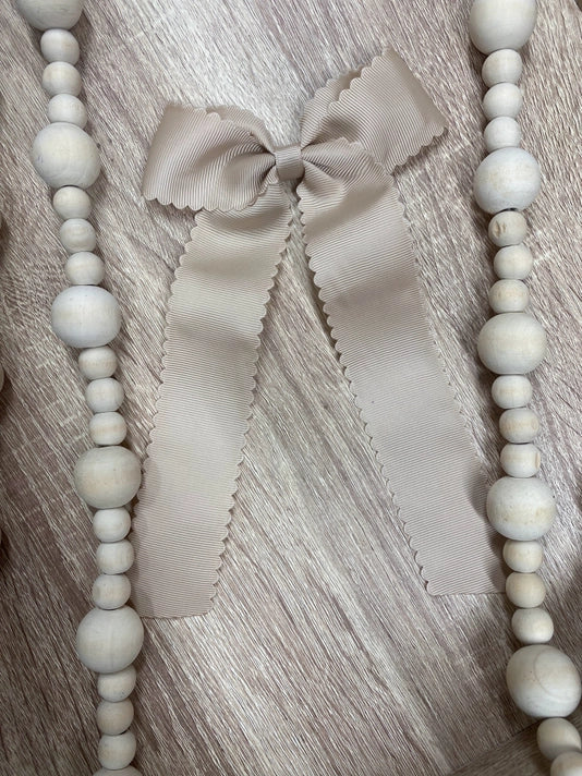 Scalloped Long Tail Oat Bow with Alligator Clip