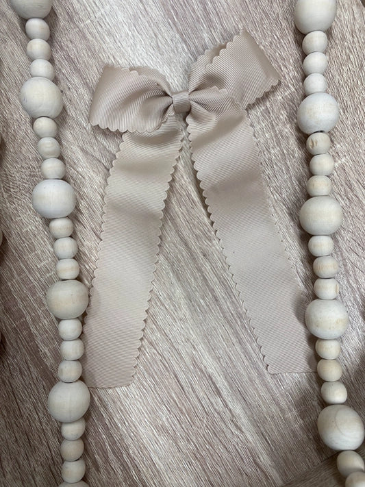 Scalloped Long Tail Oat Bow with Alligator Clip