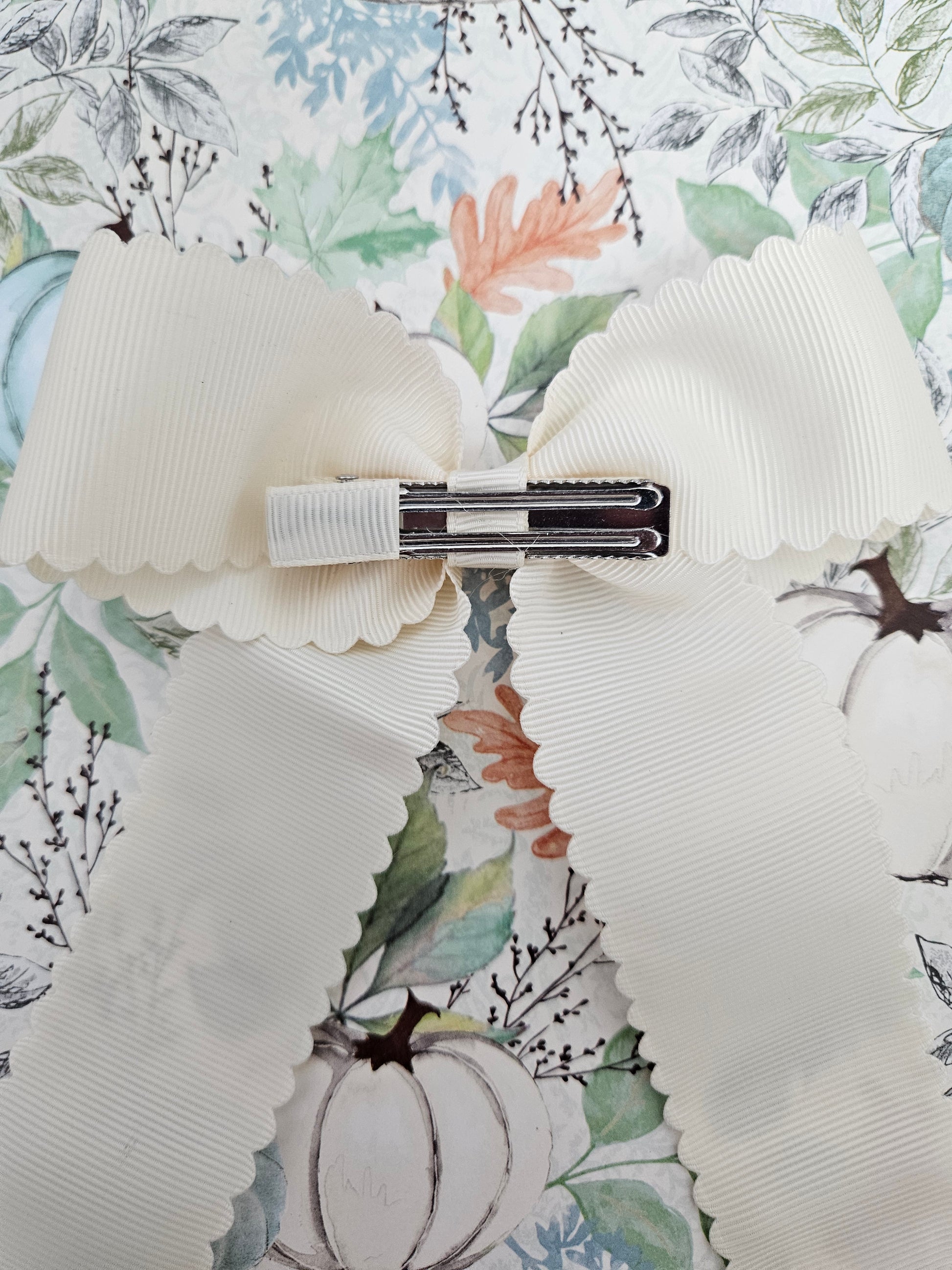 Scalloped Long Tail Ivory Bow with Alligator Clip