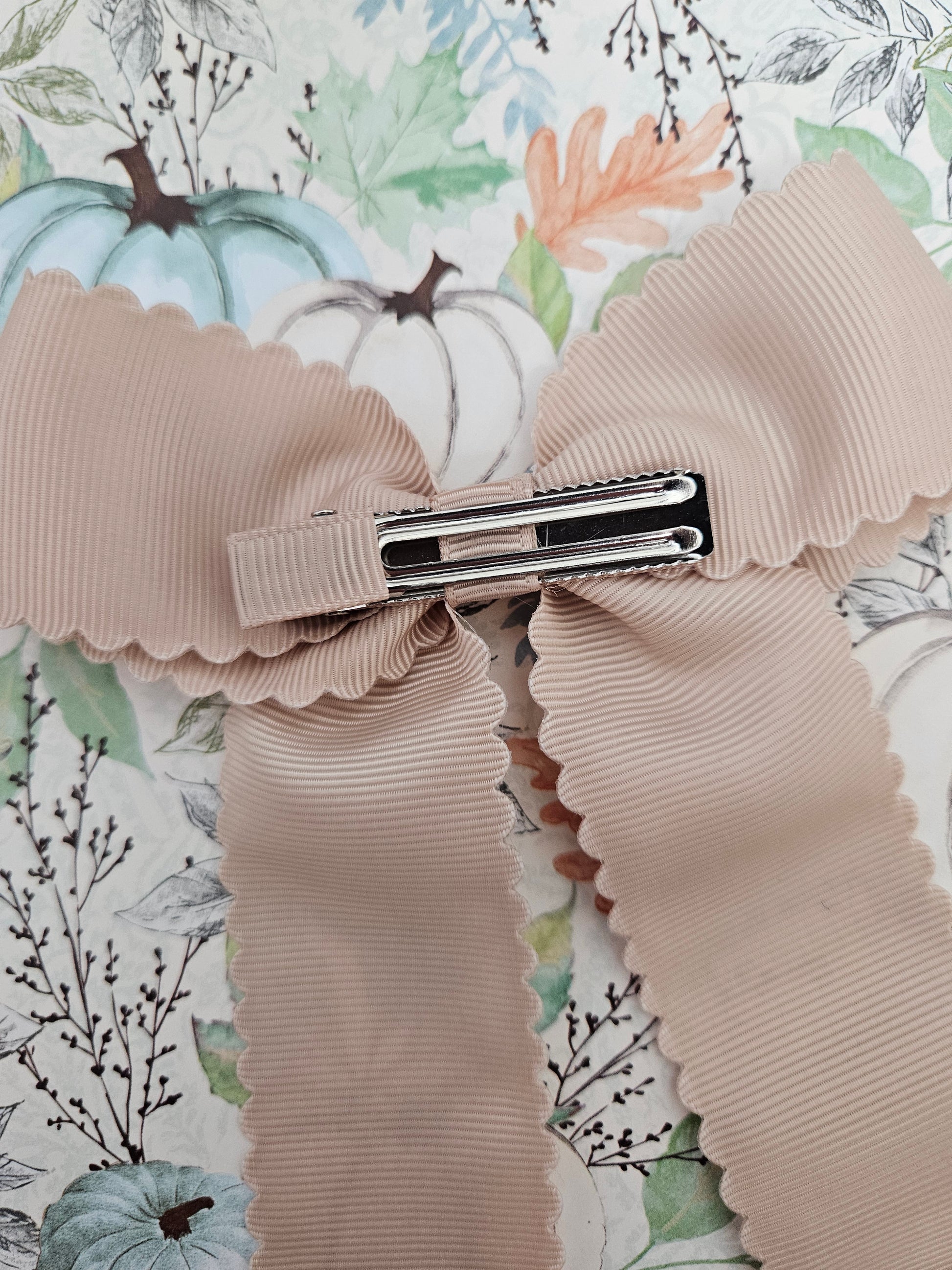 Scalloped Long Tail Oat Bow with Alligator Clip